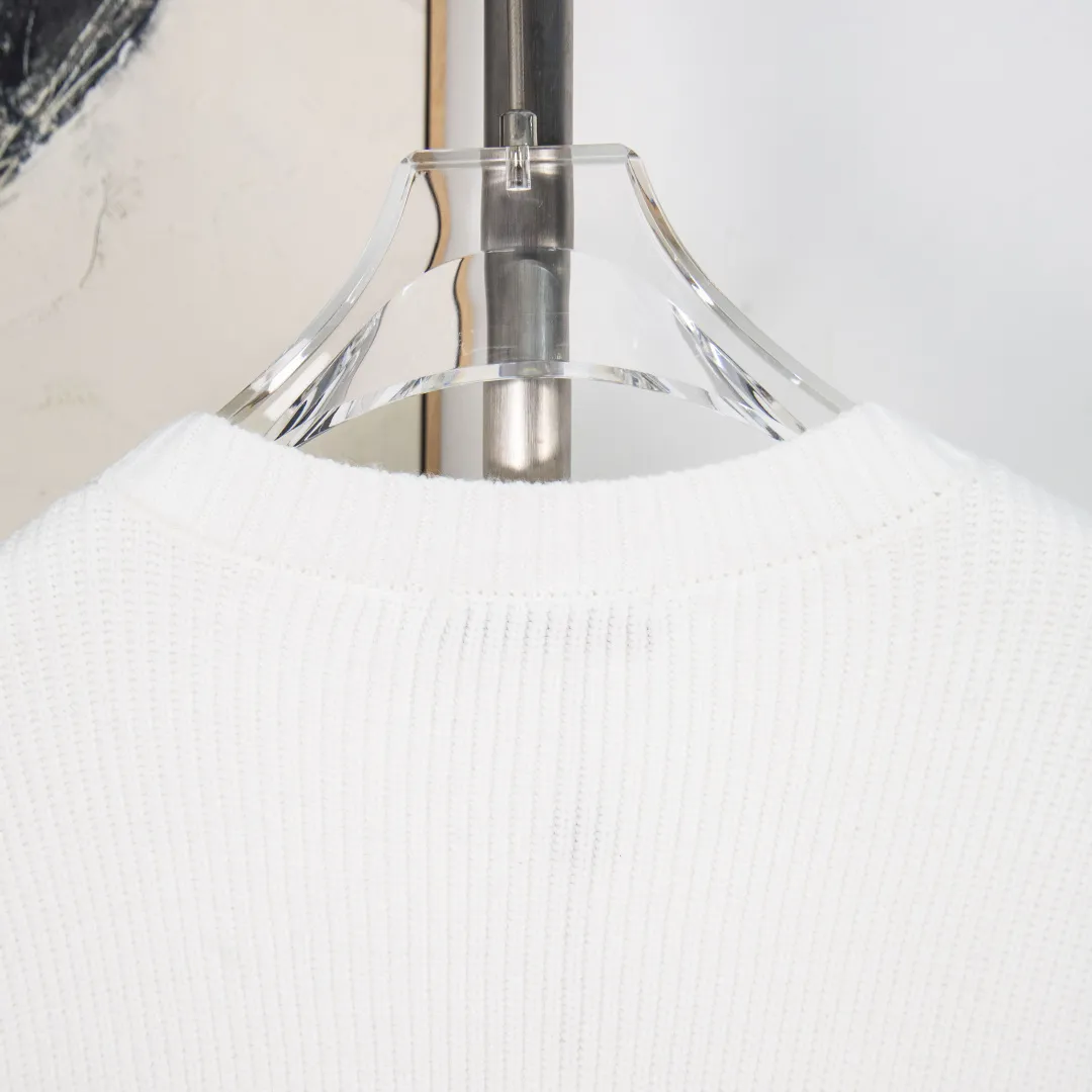 P320 💰zp version [exclusive supply] Chrome Hearts/Chrome OS loose version 2025fw autumn and winter new style Classic custom-made leather cross 🪡logo Round neck long-sleeved off-shoulder sweater Imported wool blended fabric Exquisitely upgraded, inspired by the 1980s retro Original fabric Official same style Round neck Long-sleeved suit Customized Mesh sweater thick-knitted fabric Very comfortable to the touch Latest brick cabinet synchronization for spring and summer Fashionable and individual Super versatile and good-looking style, very suitable for both men and women. A must-have style. Hang tag, collar label, washed wheat, complete with three labels. Color: black and white. Size: M L XL 2XL 3XL. Number: YK10634.